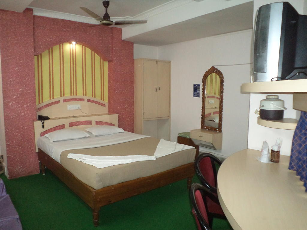 Hotel Mahalaxmi Indo Myanmar Guwahati Habitación foto